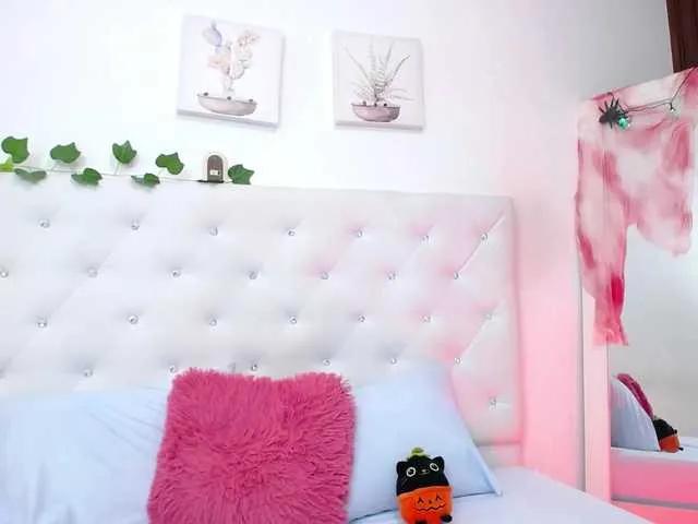 Freechat littleslut1 on BongaCams