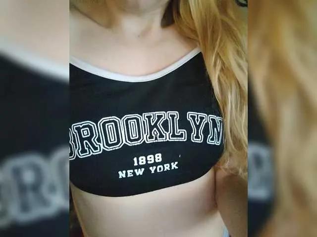 Offline SexyBlondMia on BongaCams