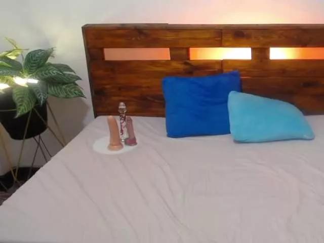 Offline Yeseniaa25 on BongaCams