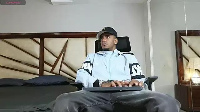 AaronCruz_ on StripChat 