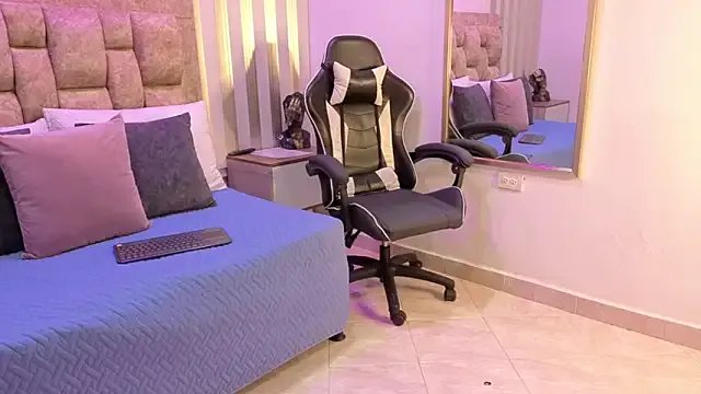 Freechat avis_lara on StripChat