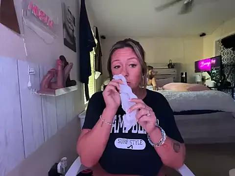 Freechat bossyroxy84 on StripChat