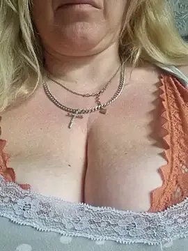 Bouncy-Bella28X on StripChat