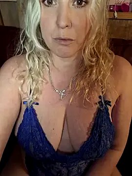 Bouncy-Bella28X on StripChat