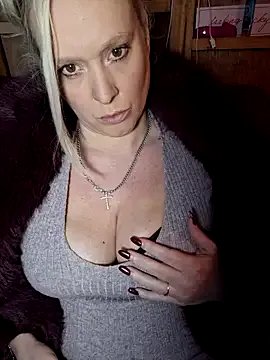 Bouncy-Bella28X on StripChat