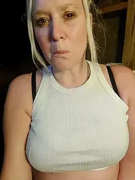 Bouncy-Bella28X on StripChat