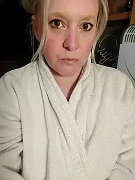 Bouncy-Bella28X on StripChat