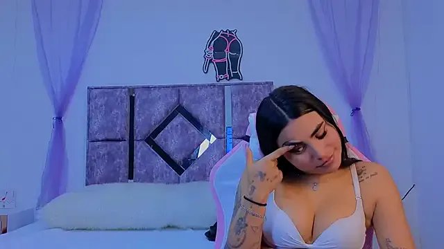 Freechat danilu_and_eva21 on StripChat