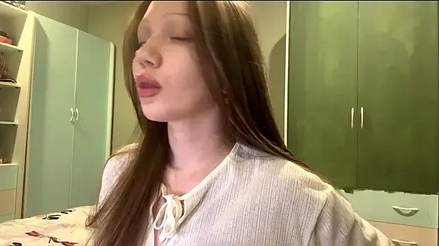 EmiIyKitty on StripChat 