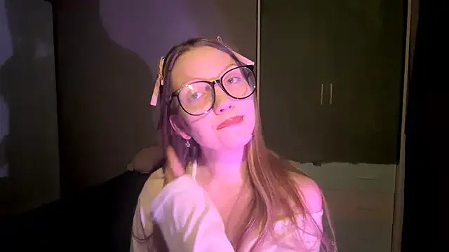 EmiIyKitty on StripChat 