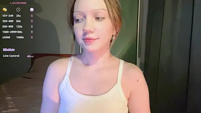EmiIyKitty on StripChat 