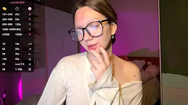 EmiIyKitty on StripChat 