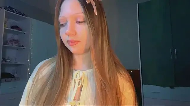 EmiIyKitty on StripChat 