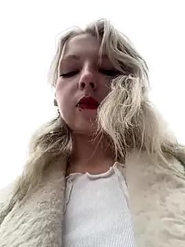 EveLittleSinner on StripChat 