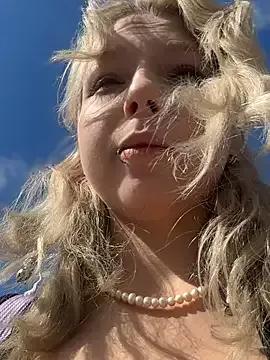 EveLittleSinner on StripChat 