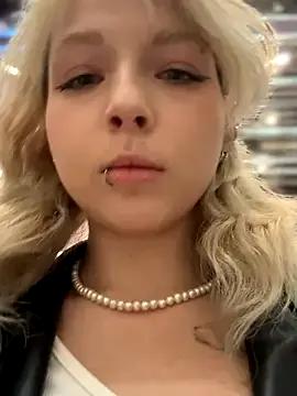 EveLittleSinner on StripChat 
