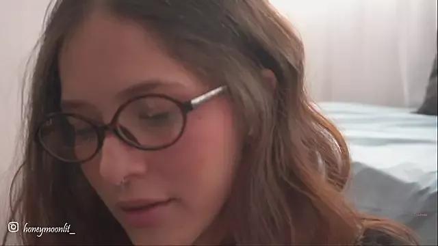 Freechat honeey_ on StripChat