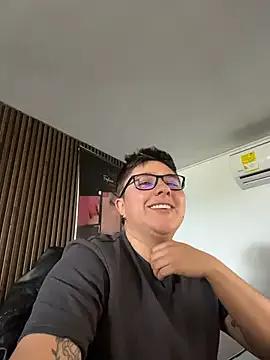 StripChat IanGilbert is Freechat IanGilbert — Chest flexions x 10