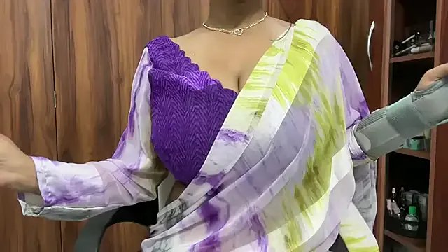 Freechat julie_08 on StripChat