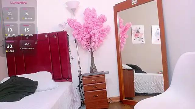 Freechat kinkylittlegirll on StripChat