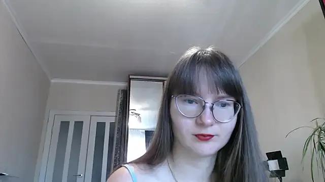 KiraGoldens on StripChat