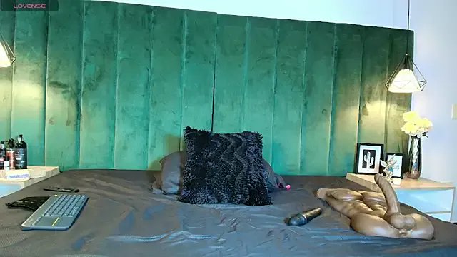 Freechat kittyy_milk_001 on StripChat