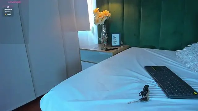 Freechat kittyy_milk_001 on StripChat