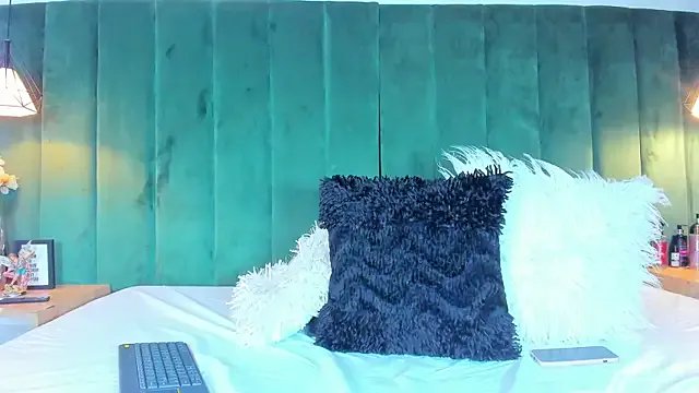 Freechat kittyy_milk_001 on StripChat