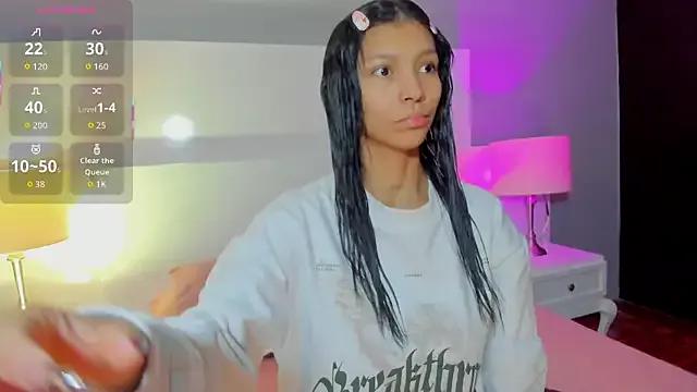 LauraAristizabal — show naked and bouncing boobies