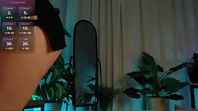 LauraWifeness on StripChat