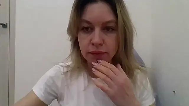Little_Milf_5 on StripChat