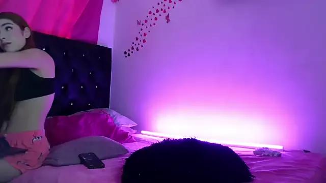 littleayshel on StripChat