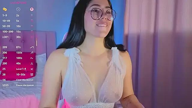 LoaLuxury on StripChat 