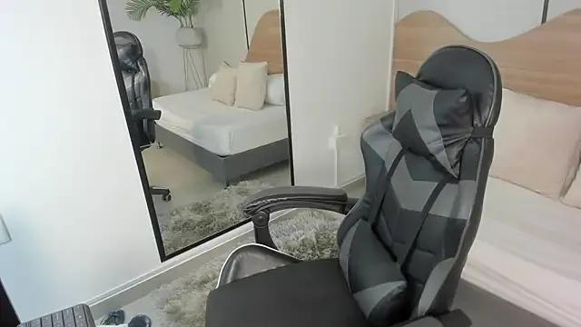 mia_collins96 — oil on my buttocks +doggy