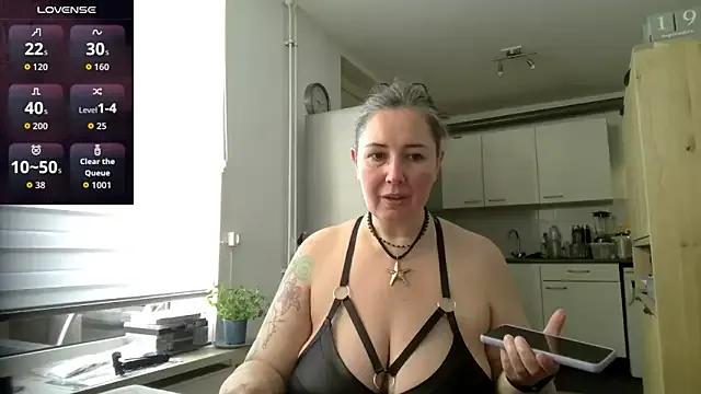 Freechat MilfGina on StripChat