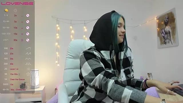 Miniie_N on StripChat 