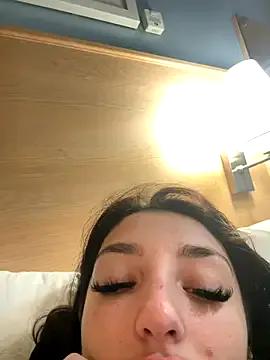 Freechat naughtybella05 on StripChat