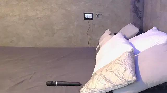 Freechat petite_queenx on StripChat