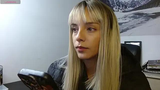 peyton_golden1 — ZOOM ASS AND PUSSY IN DOGGY