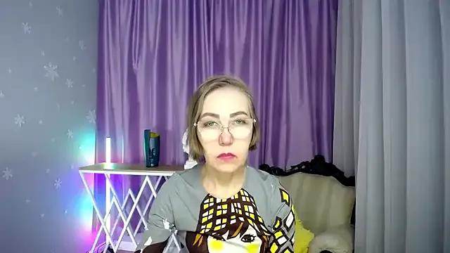 queen_a_n_i — show bare feet