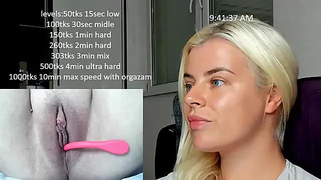 Freechat queenofthenighttt on StripChat