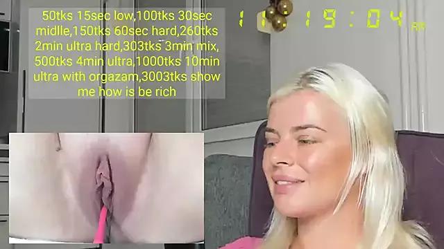 Freechat queenofthenighttt on StripChat