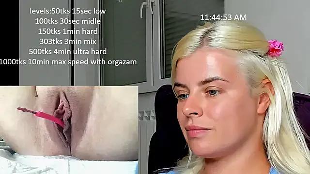 Freechat queenofthenighttt on StripChat