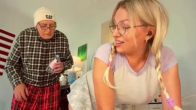 Freechat realtoxxxxmaria on StripChat