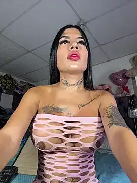 saragill323 on StripChat 