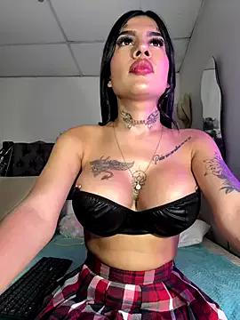 saragill323 on StripChat 