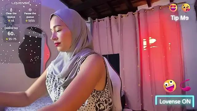 ShanaJamil —   SHOW  OPEN ASS