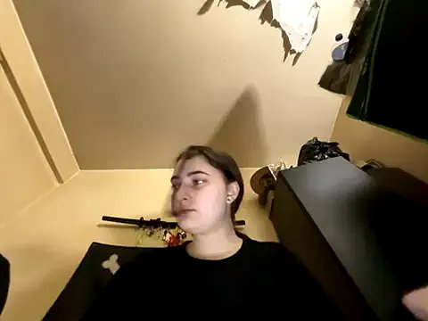 Snowbunnycake_131 on StripChat