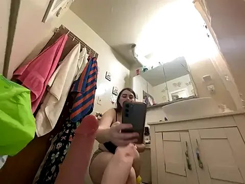 Snowbunnycake_131 on StripChat