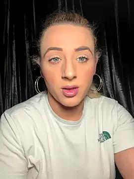 Strongqueen — Flash boobs in public pub toilet